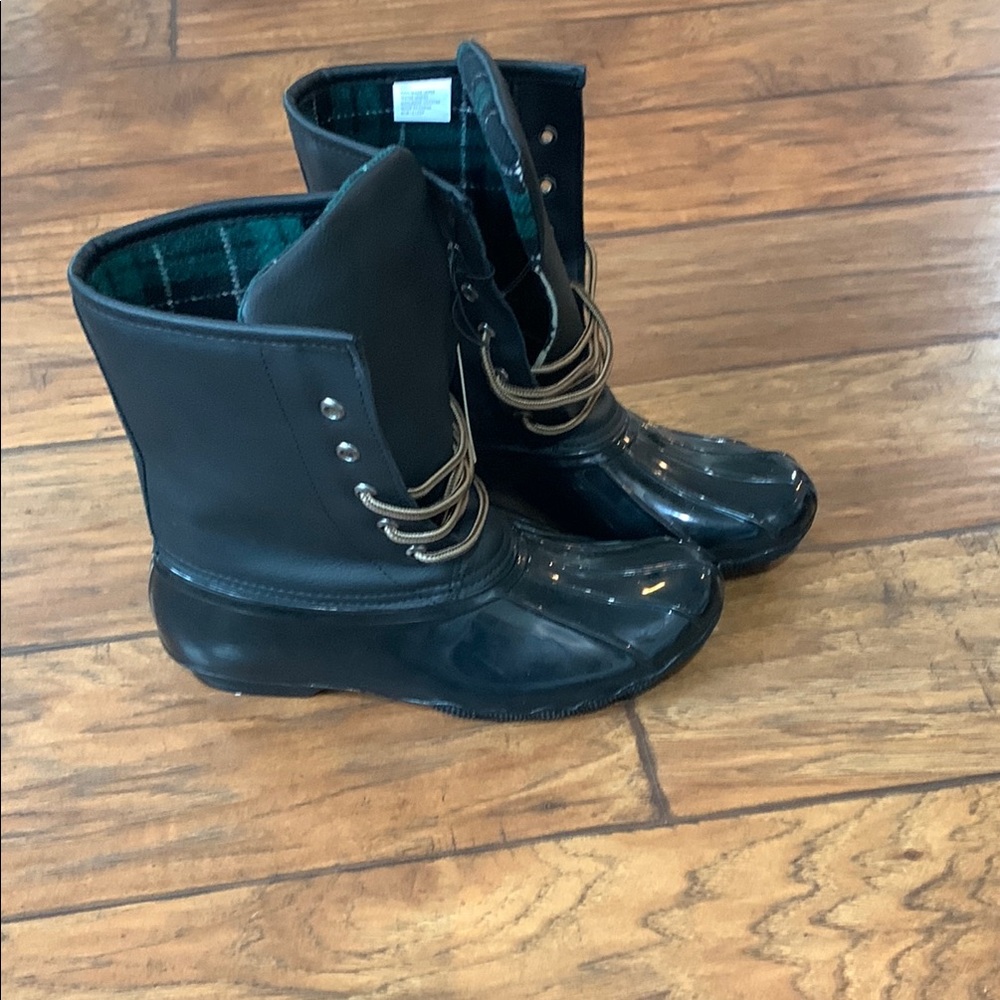 Black Mid-Calf Winter Boots with Traction Sole